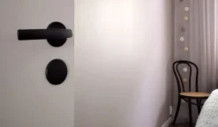 Sini väliovenpainike